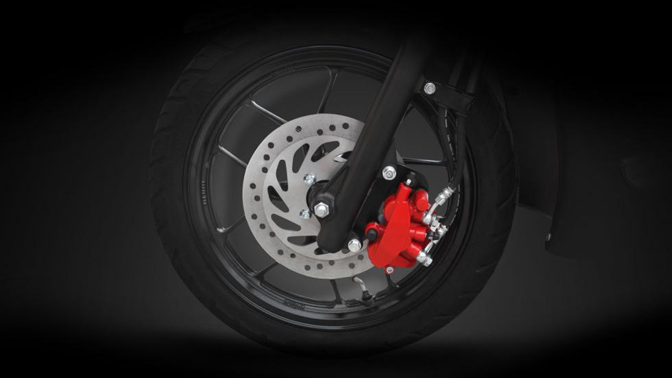 Η Daytona έχει δώσει ιδιαίτερη έμφαση στην ασφάλεια, εξοπλίζοντας το FLERT 110 με σύστημα φρένων CBS, το οποίο συνδυάζει δίσκο 220 mm με τριπίστονη δαγκάνα εμπρός και ταμπούρο 130 mm πίσω.

